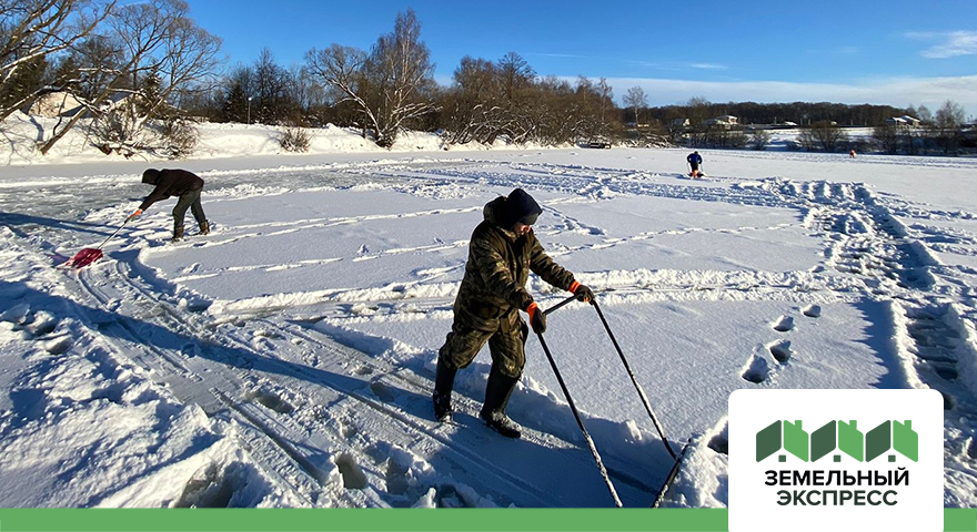 Очистка площадки для катания на коньках и установка ворот для игр в хоккей в поселке "Карамель"